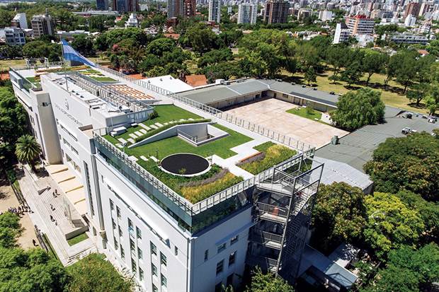 Vista aérea del impresionante techo verde. Foto: Living / Rodriguez Mansilla
