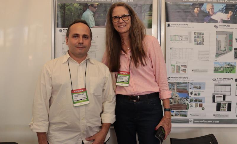 Guilherme Motta, director de AuE Software, junto a Martina, una de las organizadoras de la Feria de Jardines