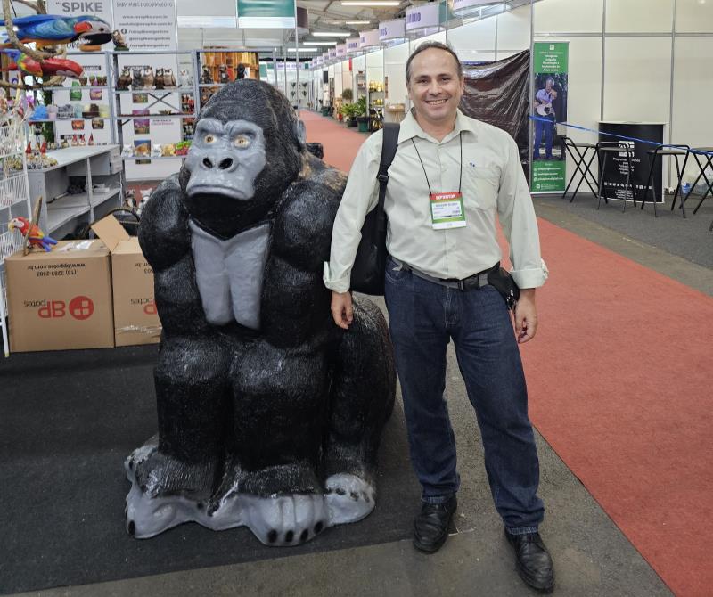 Guilherme Motta, director de AuE Software, junto a una escultura gigante de jardín con forma de mono