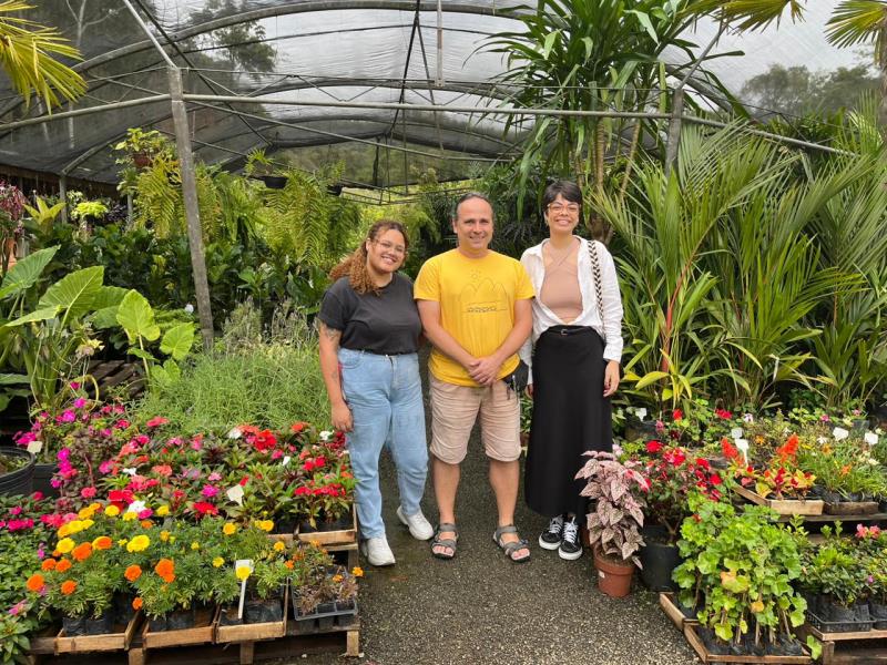 Brenda, Taís y Guilherme en la floristería