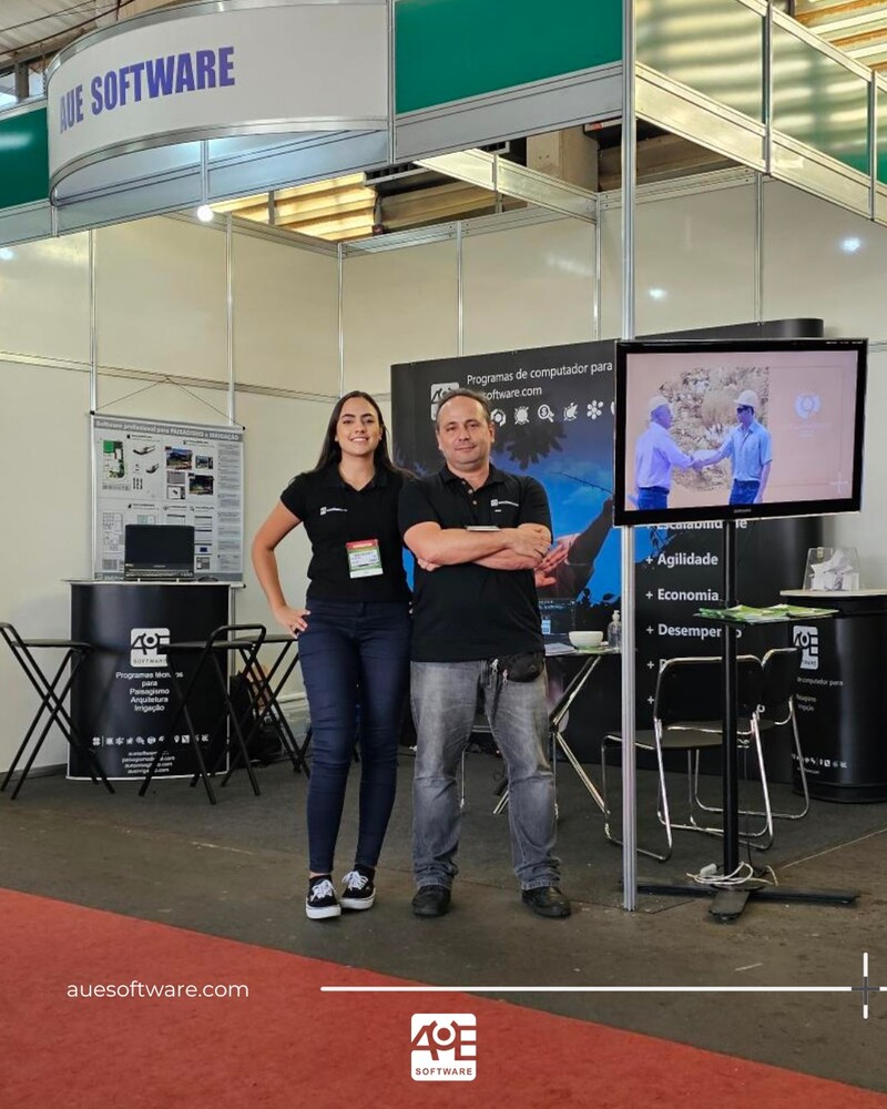 Guilherme y su hija Marina en el stand de AuE Software