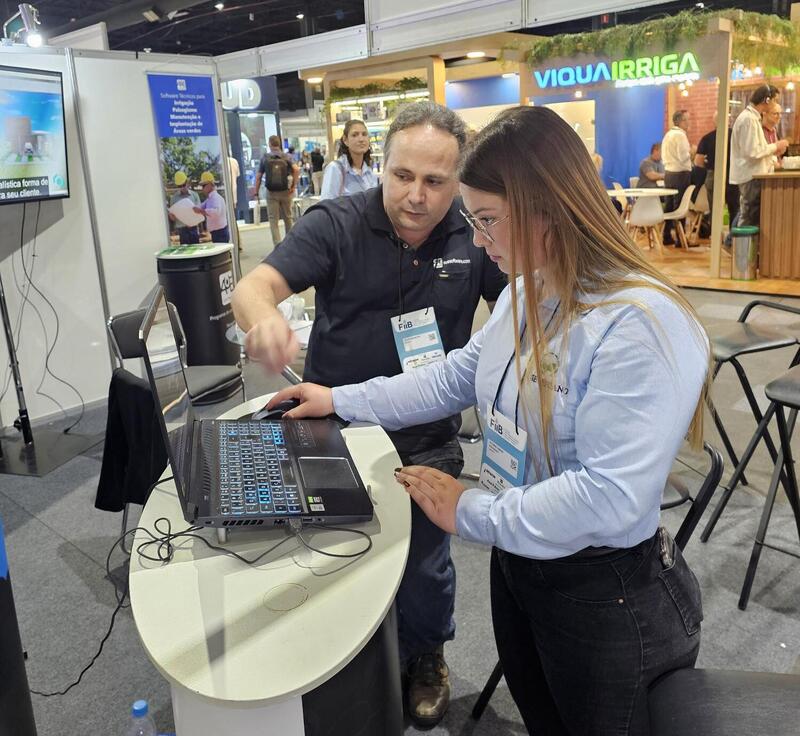  Guilherme Motta, Director de AuE Software realizando una demostración